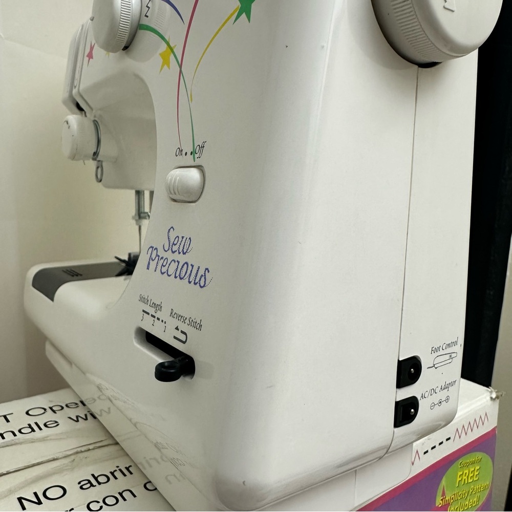 Simplicity Sew Precious Model SWSP2 Sewing Machine w/ Box, Instructions - Works - Picture 5 of 13